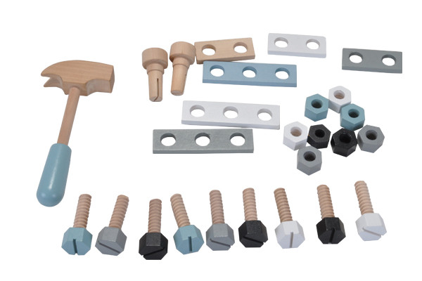 Met diverse accessoires.