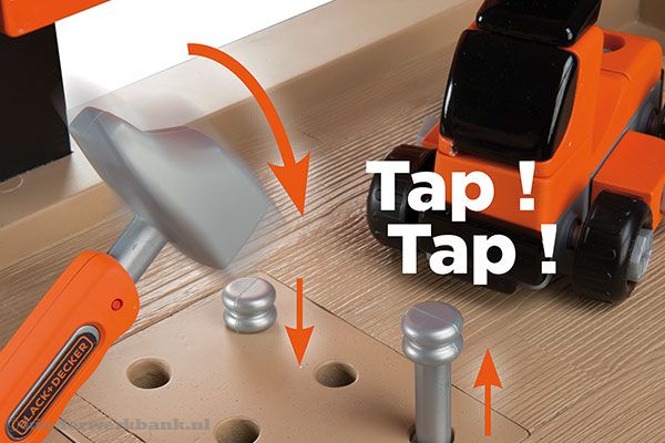 Sla met de hamer de spijkers in het werkblad.