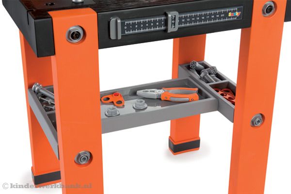 Met handig opberg plateau.